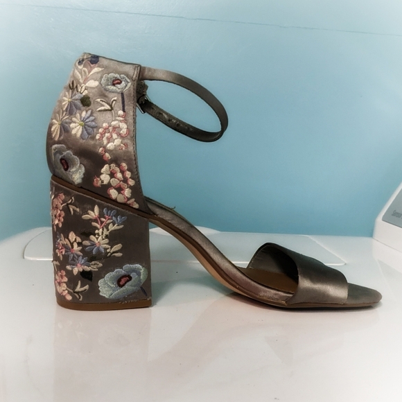 Steve Madden Silver RANIA Satin Floral Embroidered Block Heel Sandals Size 9.5 - Picture 3 of 7